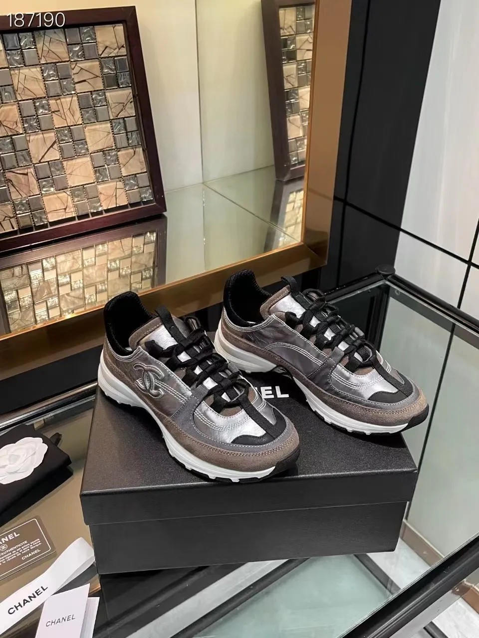 👟👟Ex-factory price 600👟👟Chanel Chanel 25SS latest white shoes, casual sports shoes, skate shoes, original purchase, development and production. Xiaoxiang C’s counter is another super hot model, loved by Internet celebrity bloggers and ladies, various praises on social platforms, super popular, high quality, breathable and super spring and summer. Seeing this issue always arouses the inner desire of girls for fashion. The latest calfskin material Classic black and white color scheme, fashionable on the feet and easy to care for #Material: Original customized imported cowhide material #Inner lining: Customized soft sheepskin lining #Sole: Original open-molded TPU non-slip outsole #Sole thickness: 2.5CM Size: 35-40 (custom-made size 40 is not returnable)